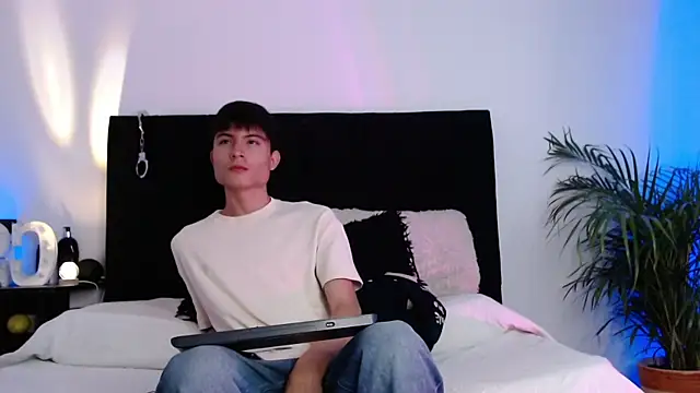 Snapshot of thomasbennett_ chatting on 11/15/25, 12:09 thomasbennett online show from 11/15/25, 12:09