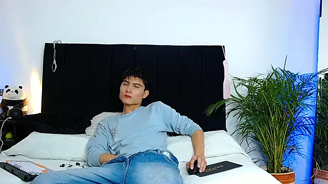 Snapshot of thomasbennett_ chatting on 11/06/25, 11:09 thomasbennett online show from 11/06/25, 11:09