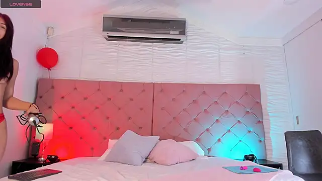 Snapshot of jov_and_thomas chatting on 11/08/25, 02:31 jov and thomas online show from 11/08/25, 02:31