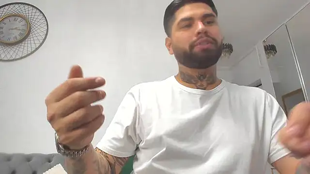 Snapshot of alexandermoris chatting on 12/17/25, 06:46 alexandermoris online show from 12/17/25, 06:46