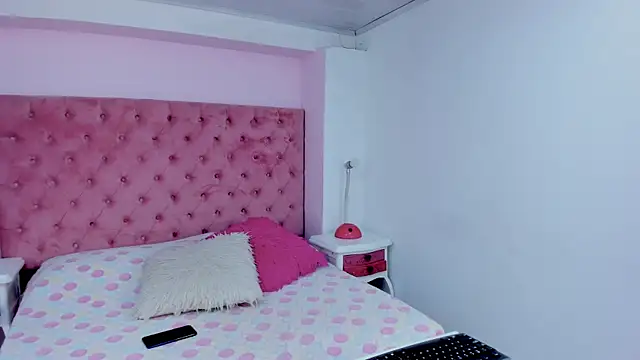 LolaVoss online show from 12/22/25, 03:06