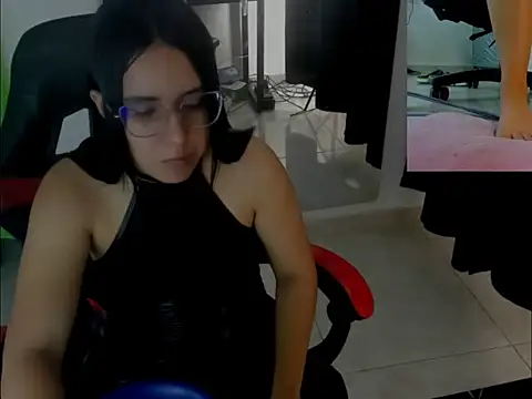 Snapshot of queen_findom1 chatting on 12/18/25, 01:44 queen findom1 online show from 12/18/25, 01:44