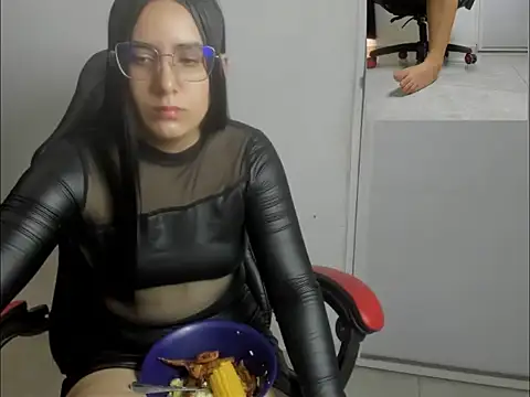 Snapshot of queen_findom1 chatting on 12/19/25, 02:37 queen findom1 online show from 12/19/25, 02:37