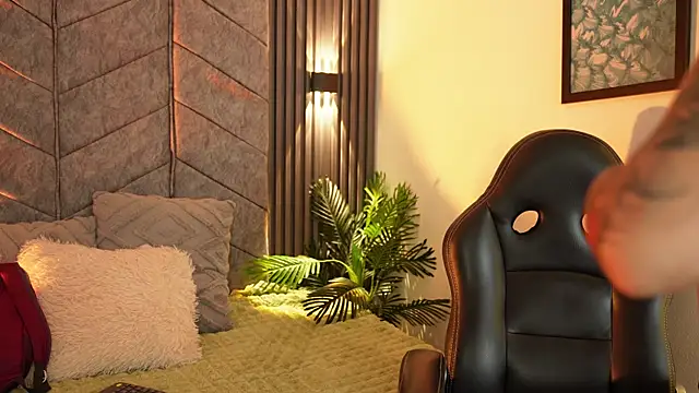 AuroraLanee  online show from 12/22/25, 07:36