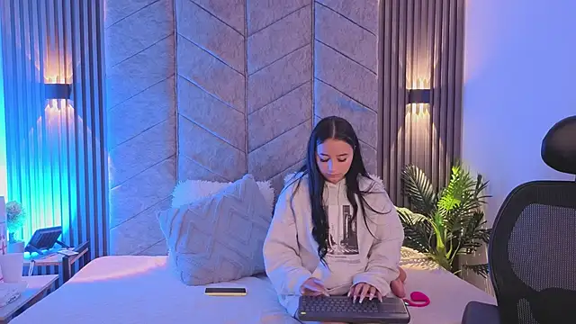 AuroraLanee  online show from 11/17/25, 08:29