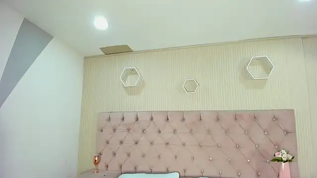ZarinaWynne online show from 05/18/26, 02:22