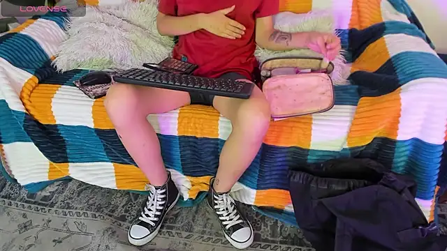 AliceMadnes online show from 12/19/25, 04:49