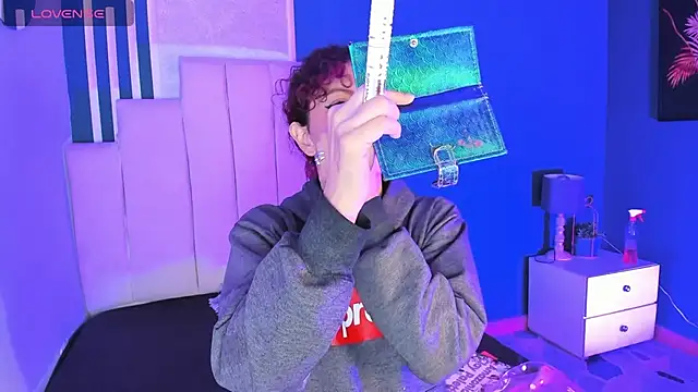 AliceMadnes online show from 12/01/25, 04:24