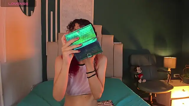 AliceMadnes online show from 11/18/25, 09:18