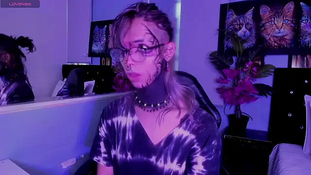 luxiel  online show from 11/12/25, 09:18