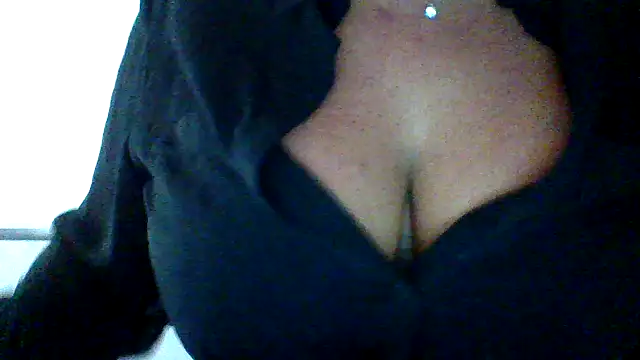 Snapshot of cleo094 chatting on 11/16/25, 05:45 cleo094 online show from 11/16/25, 05:45