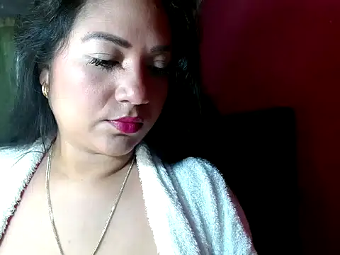 Snapshot of KAROLOLIVERO chatting on 11/08/25, 06:44 KAROLOLIVERO online show from 11/08/25, 06:44