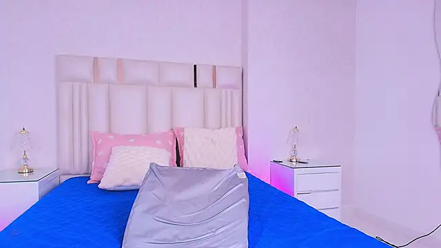 alanarose18 online show from 04/15/26, 07:18