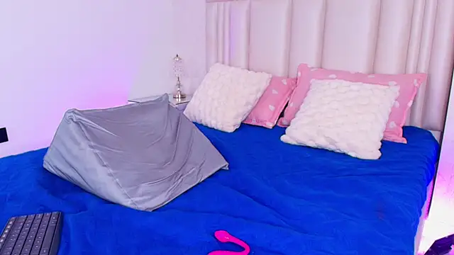 alanarose18 online show from 03/25/26, 07:35