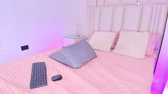 alanarose18 online show from 05/19/26, 07:21