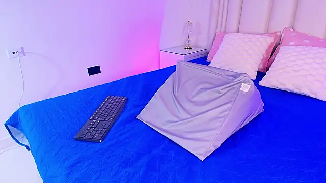 Snapshot of alanarose18 chatting on 02/23/26, 07:25 alanarose18 online show from 02/23/26, 07:25