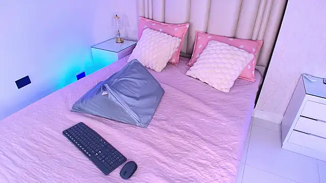 Snapshot of alanarose18 chatting on 02/20/26, 07:27 alanarose18 online show from 02/20/26, 07:27