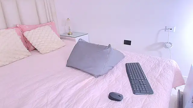 alanarose18 online show from 05/14/26, 07:11