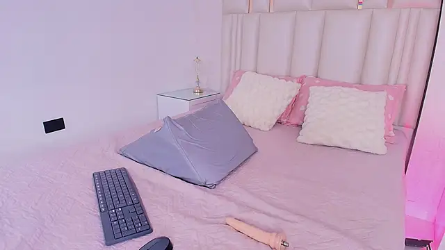 alanarose18 online show from 04/10/26, 07:10