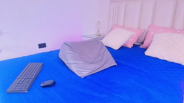 alanarose18 online show from 04/13/26, 07:18