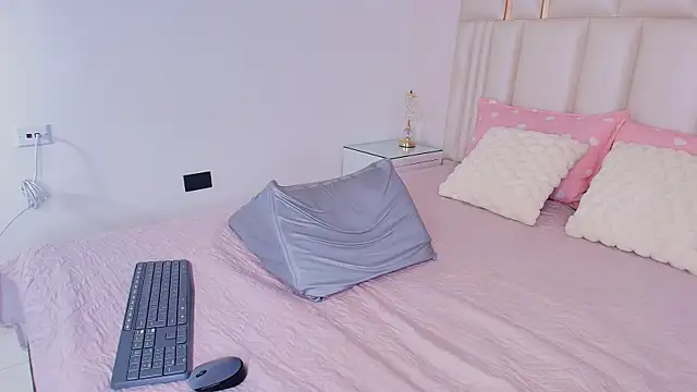 alanarose18 online show from 04/09/26, 07:20