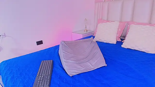 alanarose18 online show from 04/11/26, 07:17