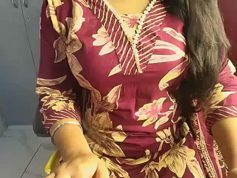 Snapshot of SIMRAN_DHILON chatting on 11/08/25, 05:11 SIMRAN DHILON online show from 11/08/25, 05:11