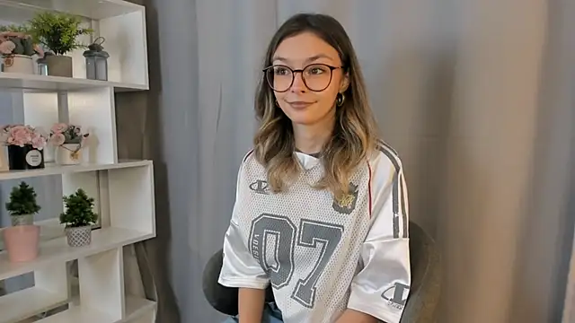 Snapshot of EvitaChant chatting on 11/09/25, 08:18 EvitaChant online show from 11/09/25, 08:18