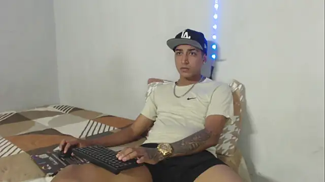 Snapshot of scotthott chatting on 11/10/25, 08:25 scotthott online show from 11/10/25, 08:25