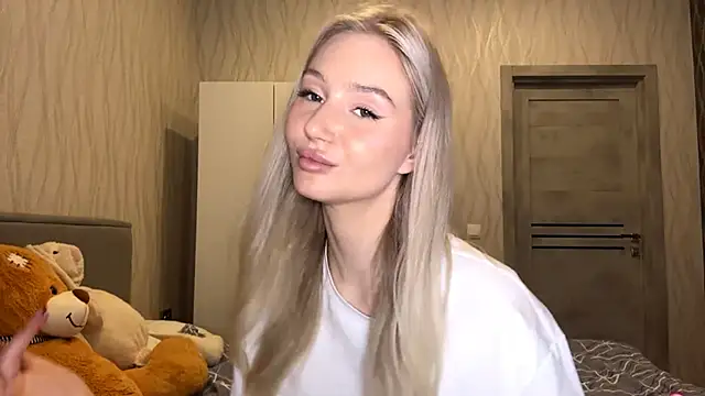 MoonlitCrystalia online show from 11/08/25, 04:43