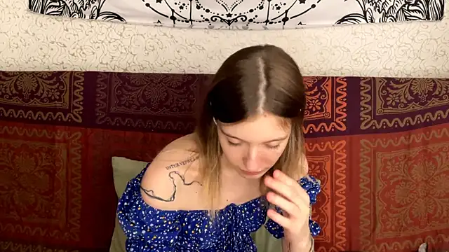 Snapshot of LuisParizo chatting on 11/08/25, 11:58 LuisParizo online show from 11/08/25, 11:58