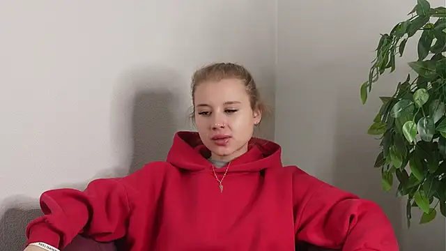 NganZarella online show from 11/10/25, 04:28