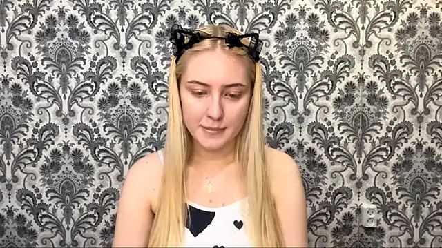 PhebeHals online show from 11/22/25, 01:21