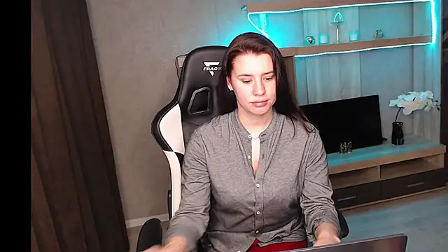 Snapshot of Diana-mey chatting on 11/18/25, 08:23 Diana-mey online show from 11/18/25, 08:23