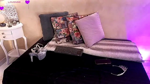 BellaRooux online show from 12/15/25, 12:11