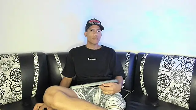 Snapshot of JUANBIGCOCK21CM chatting on 04/14/26, 05:40 JUANBIGCOCK21CM online show from 04/14/26, 05:40