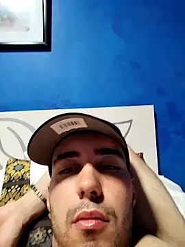 Snapshot of adrihgz chatting on 11/07/25, 06:01 adrihgz online show from 11/07/25, 06:01