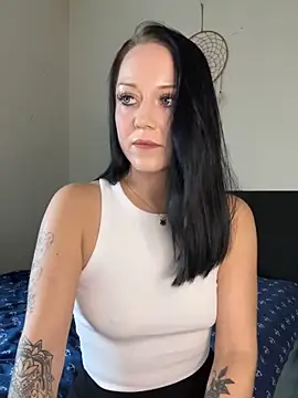 Snapshot of TattooLaraa chatting on 11/08/25, 01:03 TattooLaraa online show from 11/08/25, 01:03