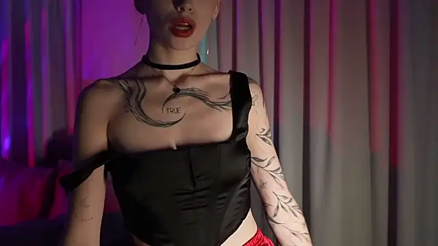 LinaaVelle online show from 05/15/26, 12:52