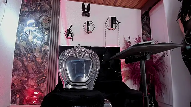 Halley Ravenn online show from 12/21/25, 01:46