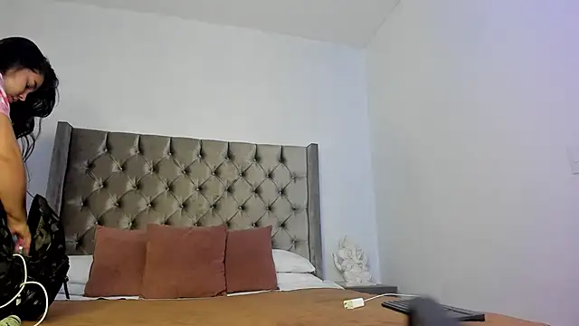 NikkiBotero online show from 11/12/25, 10:08