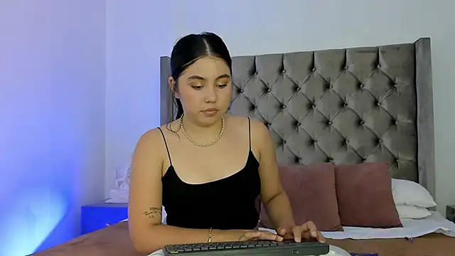 NikkiBotero online show from 11/26/25, 05:35