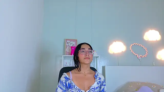NicoletCherry   online show from 12/05/25, 07:45