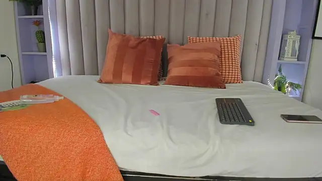 NicoletCherry   online show from 11/19/25, 07:36