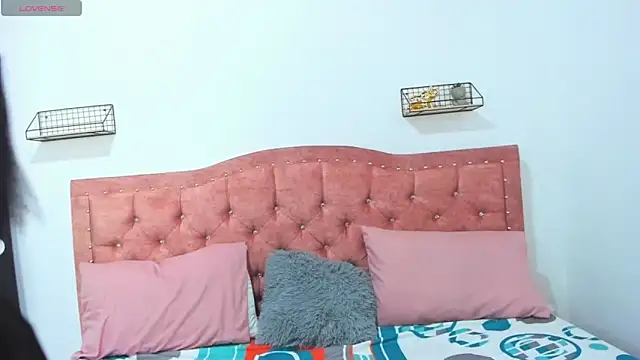 Snapshot of sara_hott_0 chatting on 11/07/25, 10:57 sara hott 0 online show from 11/07/25, 10:57