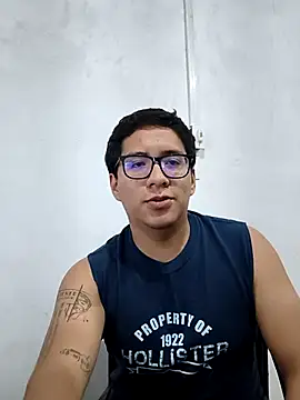 Snapshot of MiltonCede chatting on 11/07/25, 11:08 MiltonCede online show from 11/07/25, 11:08