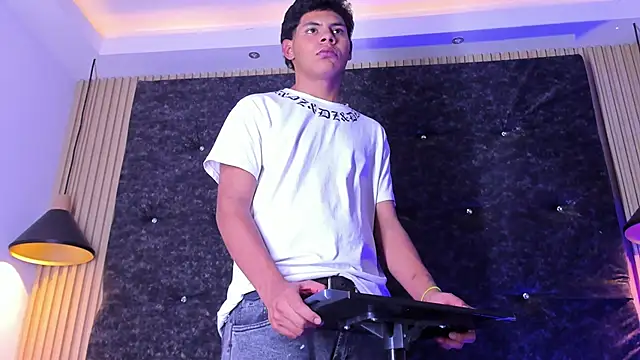 Tommy bigcock19 online show from 11/09/25, 09:30