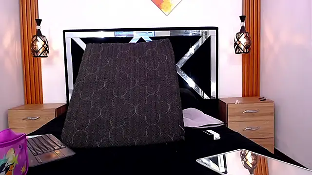 Snapshot of SCARLETT_INK_ chatting on 06/17/26, 12:43 SCARLETT INK online show from 06/17/26, 12:43