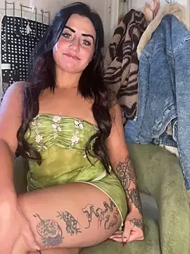 Snapshot of ValayaNoire chatting on 12/01/25, 03:02 ValayaNoire online show from 12/01/25, 03:02