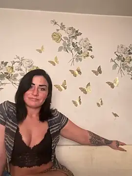 Snapshot of ValayaNoire chatting on 11/26/25, 05:24 ValayaNoire online show from 11/26/25, 05:24